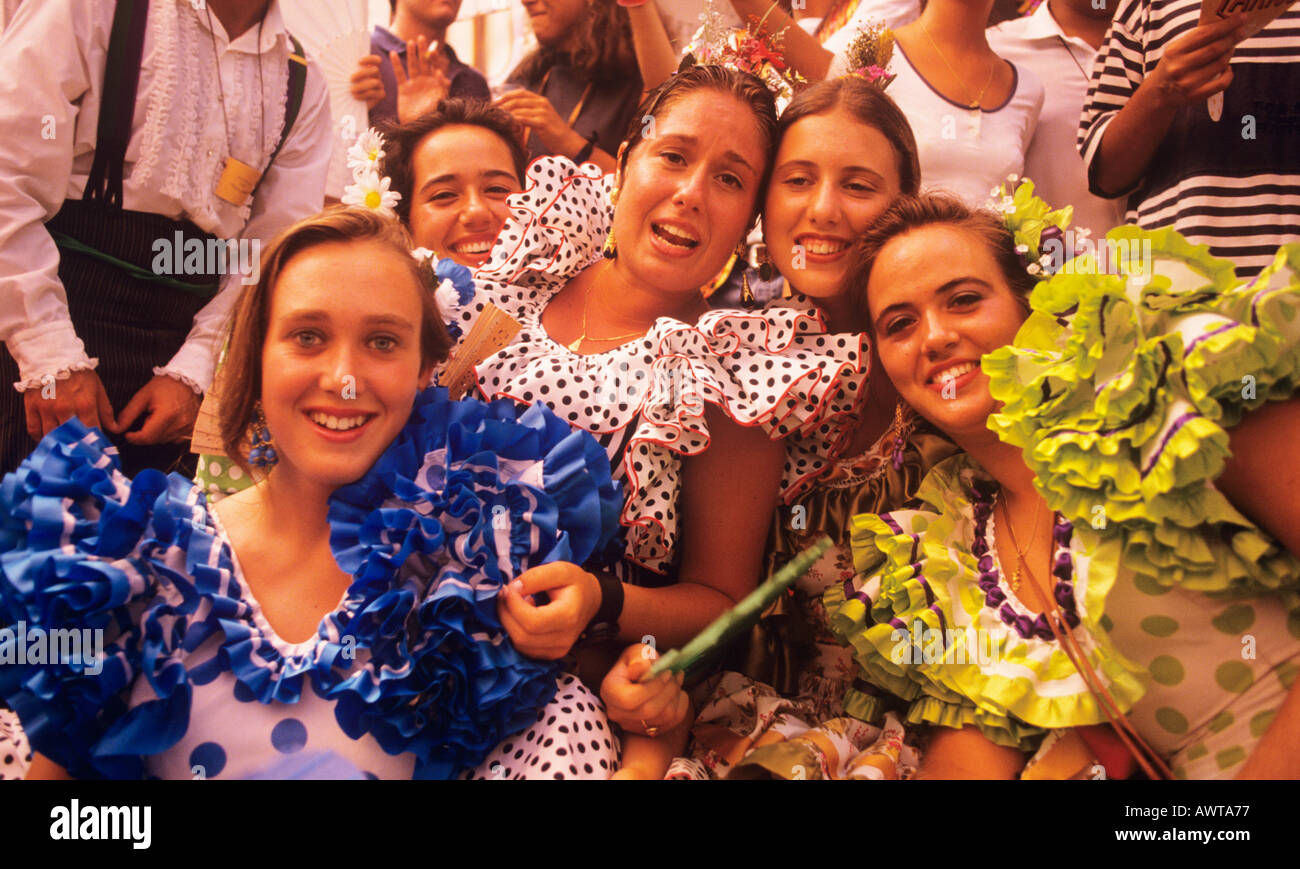 Spanien Andalusien, Feria in Malaga, Malaga Messe. Freunde tragen traditionelle Kleidung. Fiesta festival Stockfoto