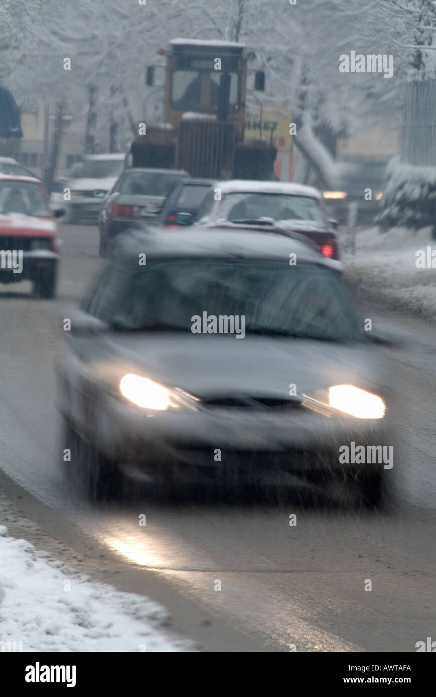Autos fahren im Winter Blizzard auf eine Europastraße. Stockfoto