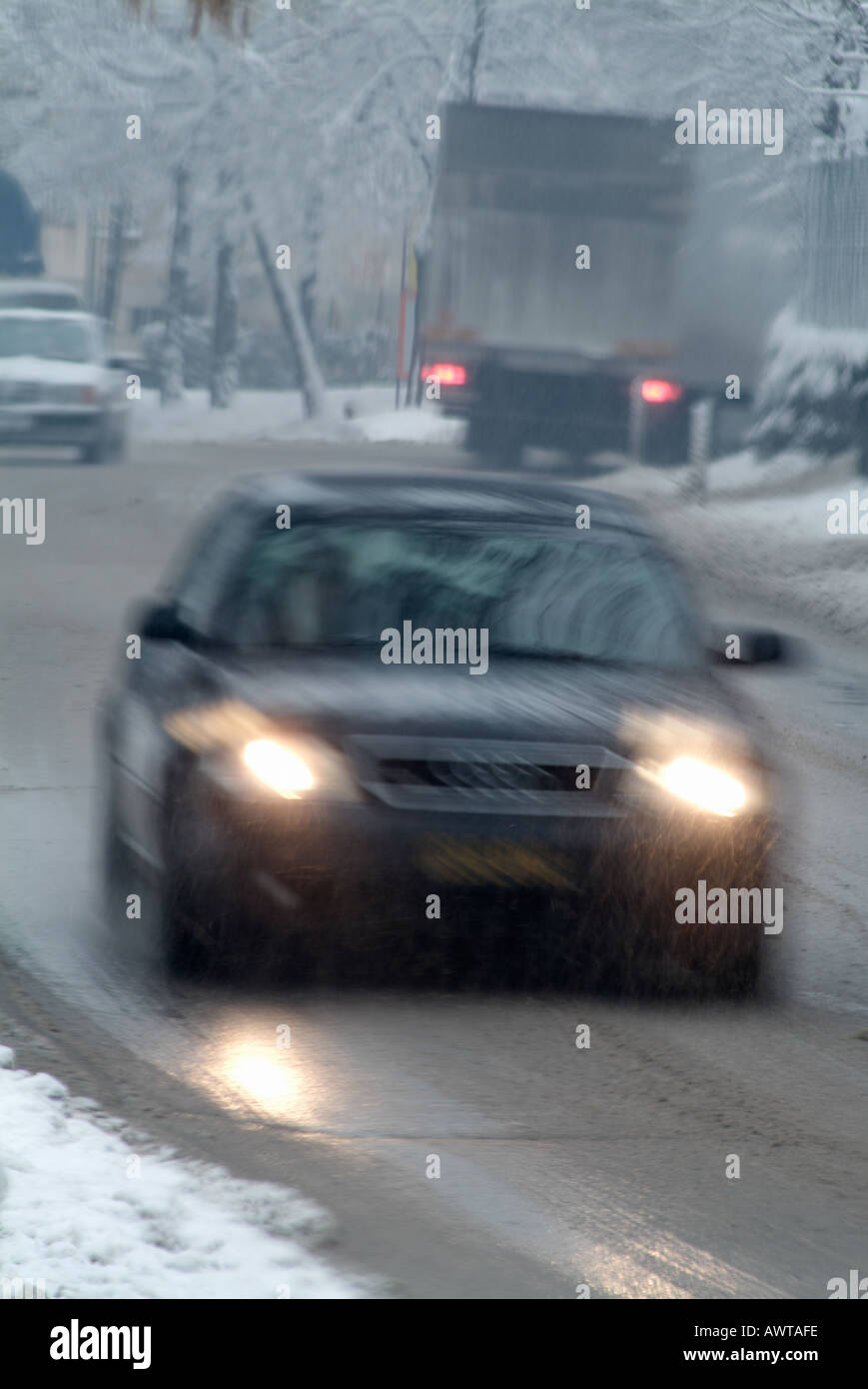 Autofahren auf Schnee und Eis bedeckten Straße in einem Schneesturm Winter in Europa. Stockfoto