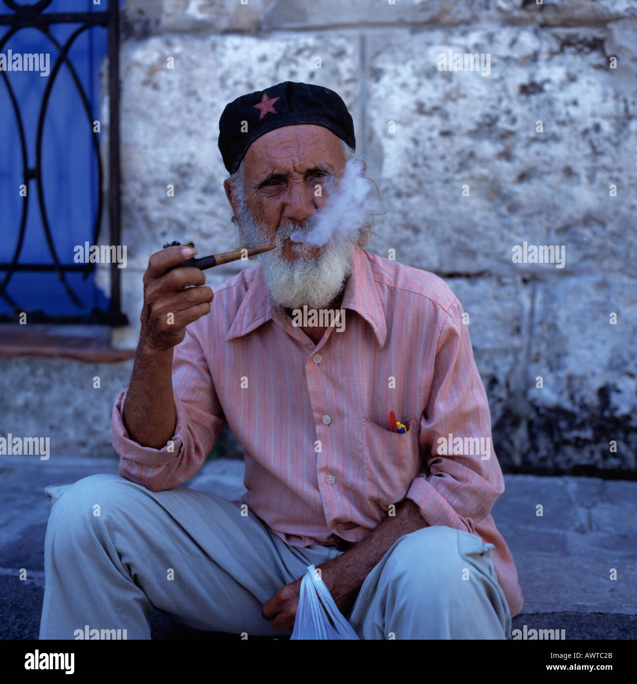 Old man smoking pipe -Fotos und -Bildmaterial in hoher Auflösung – Alamy