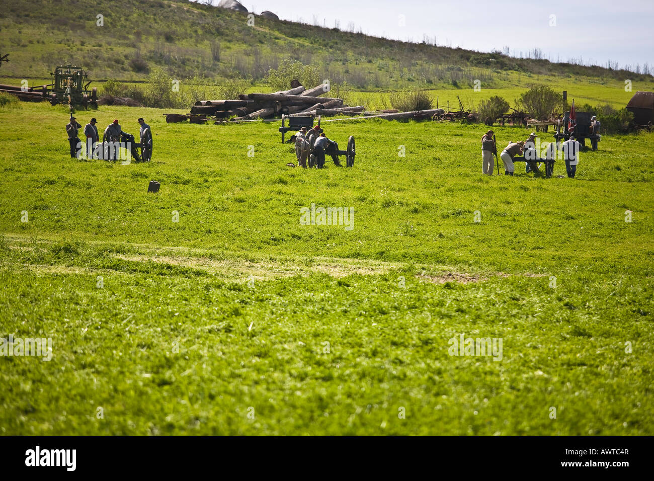 American Civil War Re-Enactor Soldaten auf dem Schlachtfeld mit Kanone in Vista, Kalifornien. Stockfoto