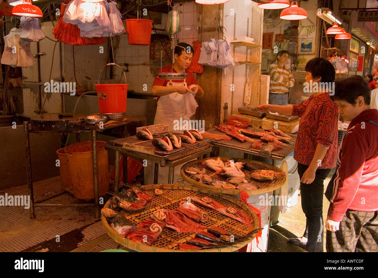 dh Fischhändler Wet Market Shop SCHEIN SHUI PO HONG KONG ASIEN Verkäufer anzeigen Kunden kaufen kunden china Menschen Straße chinesisch Fischmärkte zum Einkaufen Stockfoto
