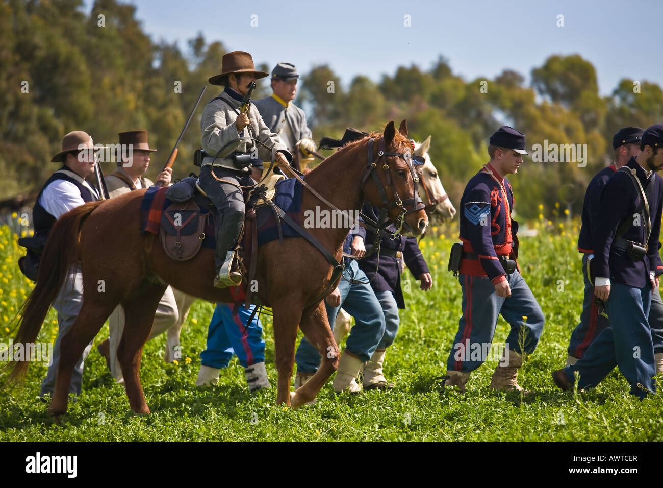 American Civil War Re-Enactor Soldaten auf dem Schlachtfeld zu marschieren und auf dem Pferderücken in Vista, Kalifornien Stockfoto