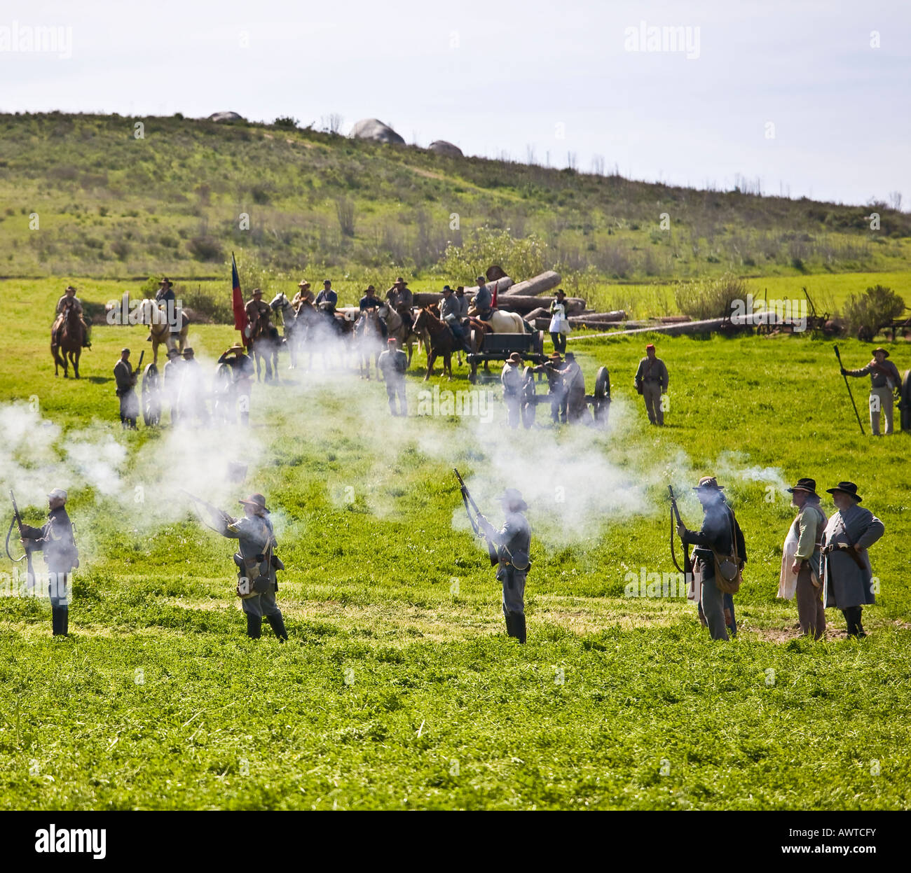 American Civil War Reenactment Soldaten feuern antike Waffen in Vista, Kalifornien Stockfoto