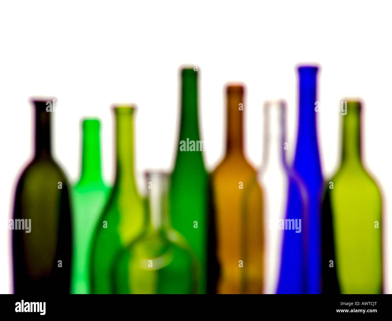 Soft-Fokus Konzept Hintergrundbild verschiedene bunte leeren Weinflaschen auf weißem Hintergrund Stockfoto