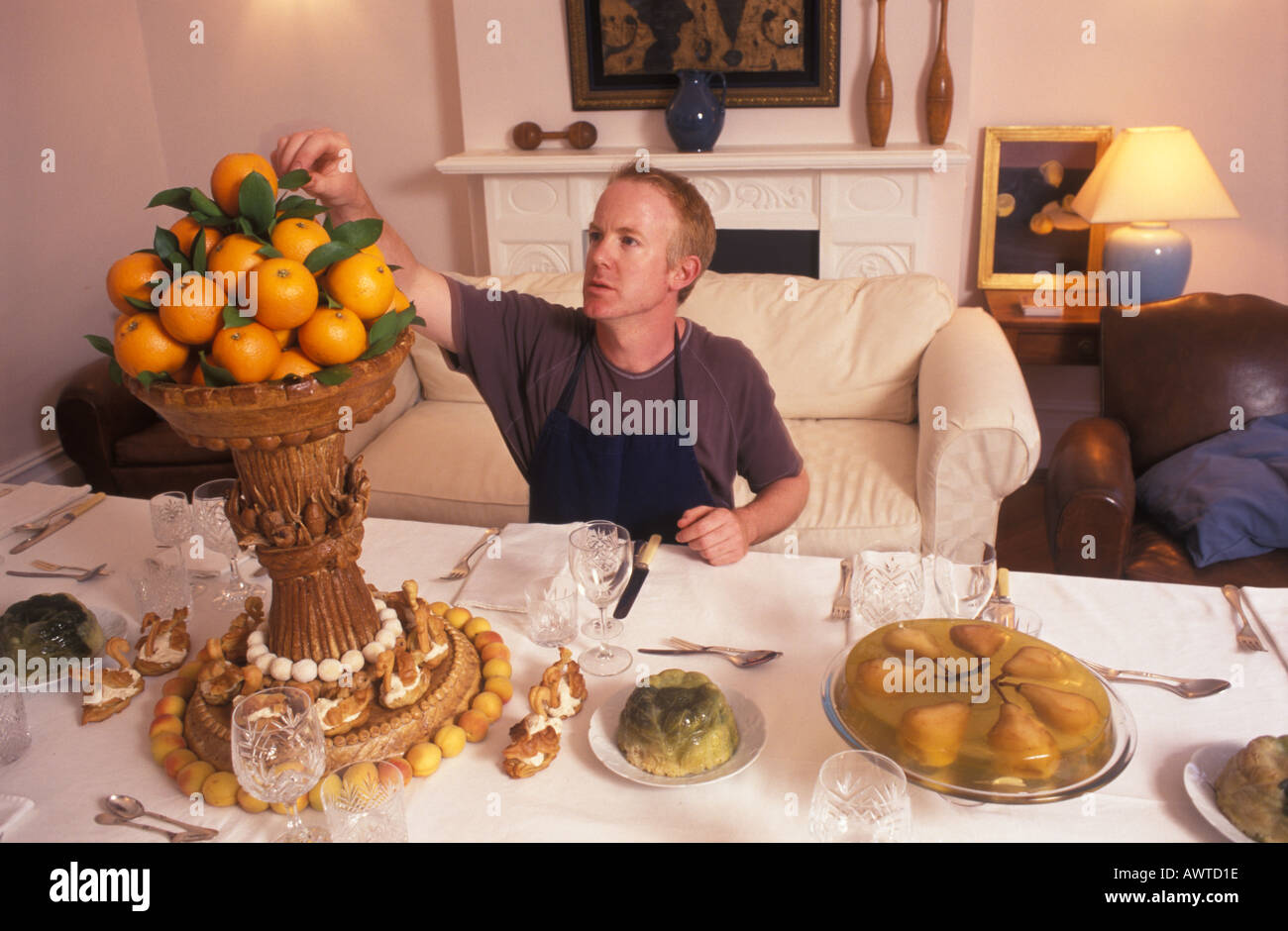 Ian Kelly Schauspieler, der sich auf eine schicke Dinnerparty für Freunde und Familie der 1990er Jahre UK HOMER SYKES vorbereitet Stockfoto