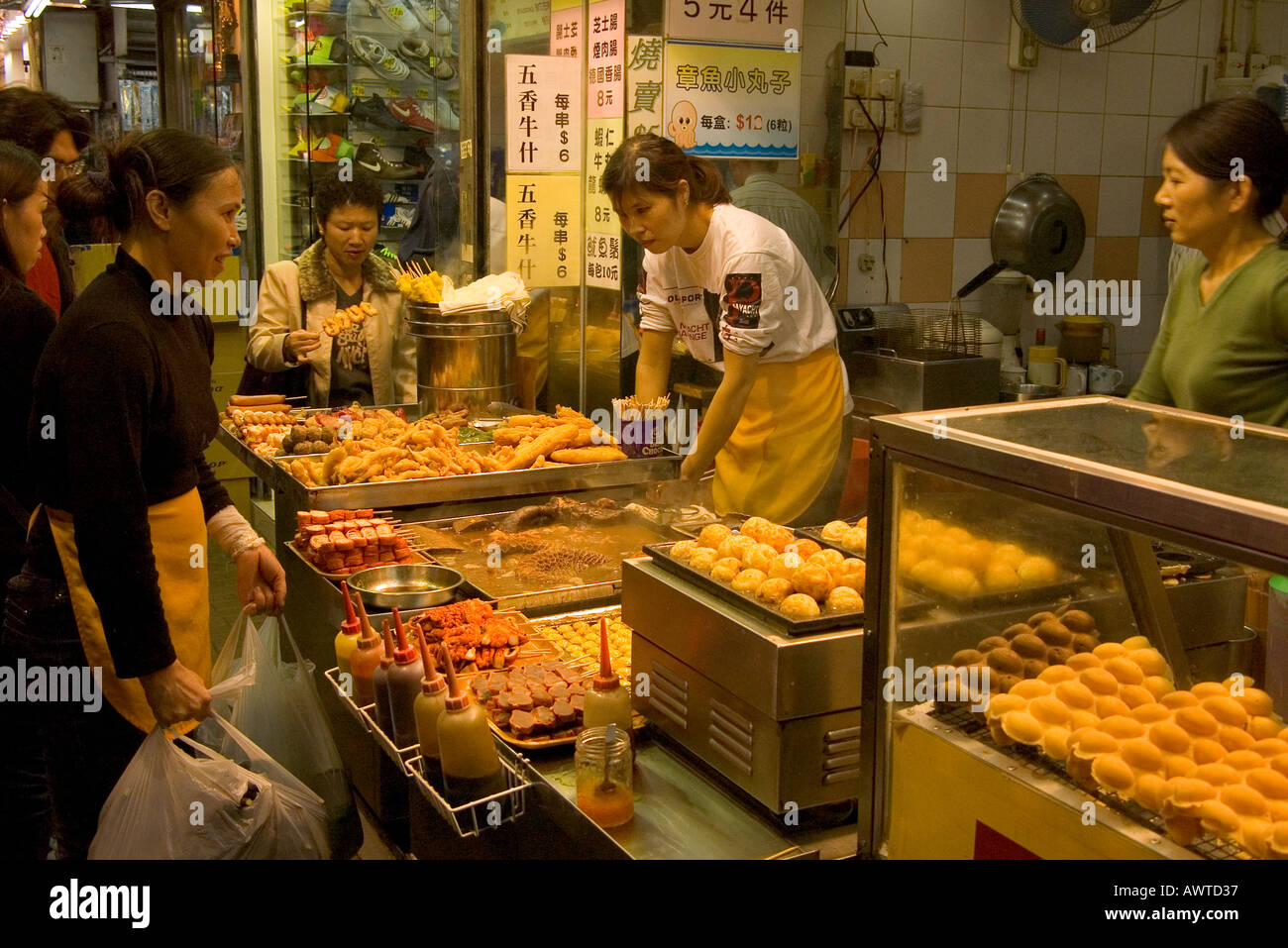 dh MONG KOK HONG KONG Kunden bei Snack Fast Food Stall Street Verkäufer mongkok Takeaway Mahlzeiten chinesischen Fastfood Menschen Stockfoto