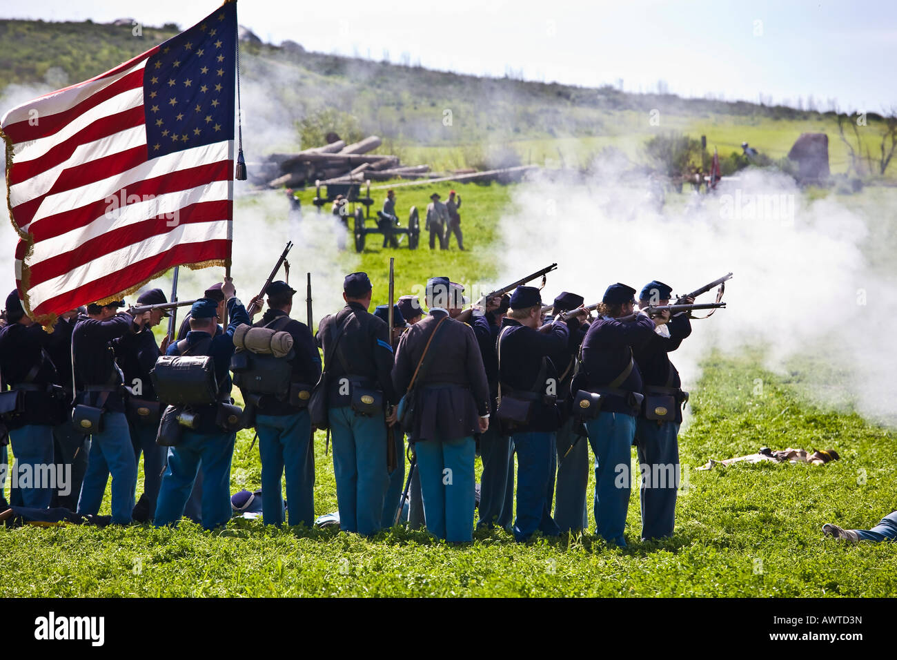 American Civil War Reenactment Soldaten auf dem Schlachtfeld marschieren mit Yankee Flagge feuern antike Waffen in Vista, Kalifornien Stockfoto