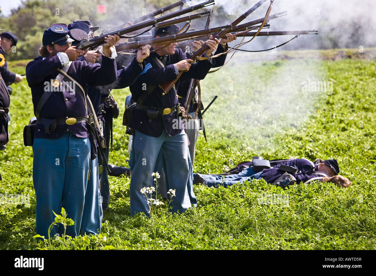 American Civil War Reenactor Soldaten auf dem Schlachtfeld mit simulierten Unfall in Vista, Kalifornien. Stockfoto