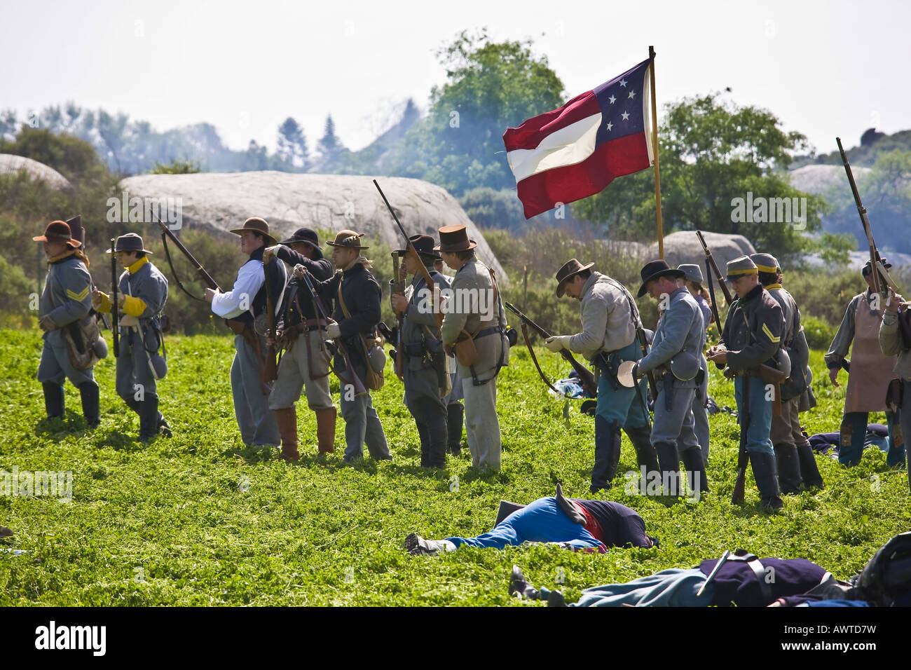American Civil War Reenactor Soldaten auf dem Schlachtfeld mit simulierten Unfall in Vista, Kalifornien. Stockfoto