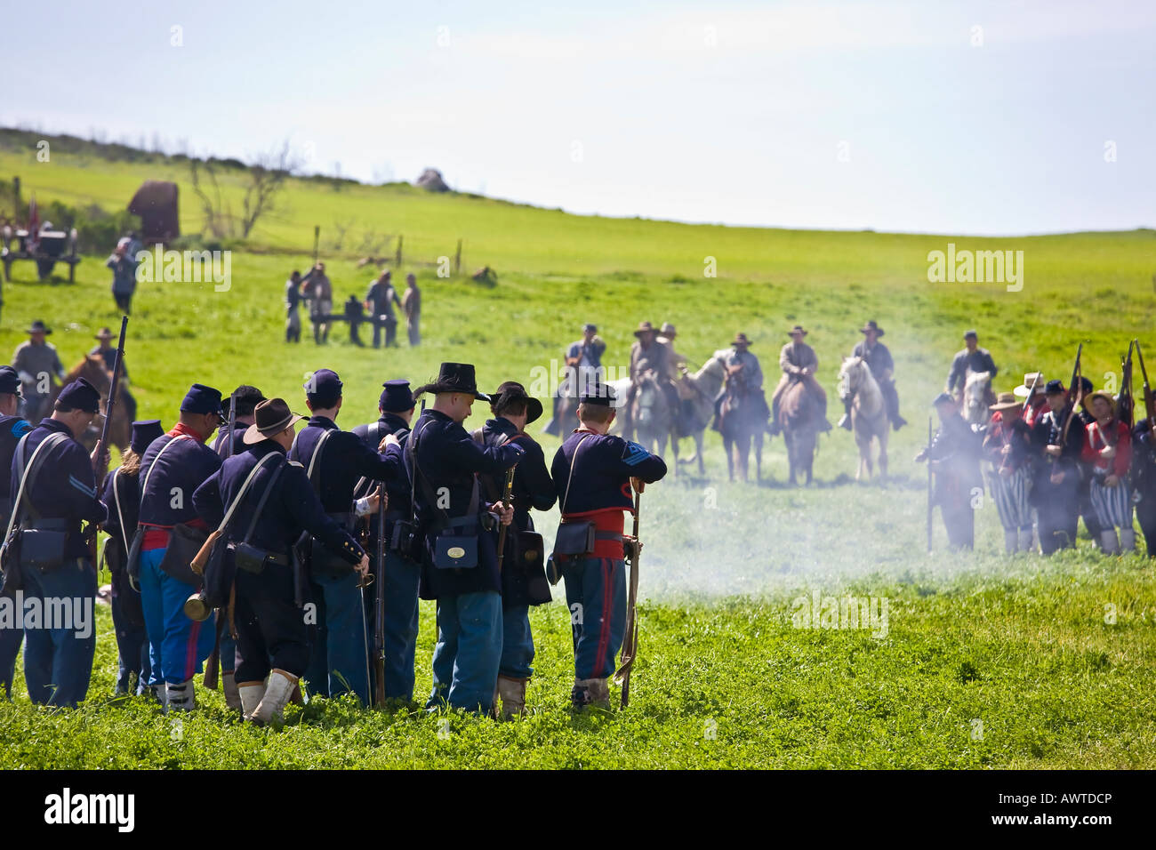 American Civil War Reenactment Soldaten auf dem Schlachtfeld in Vista, Kalifornien Gewehre abfeuern Stockfoto