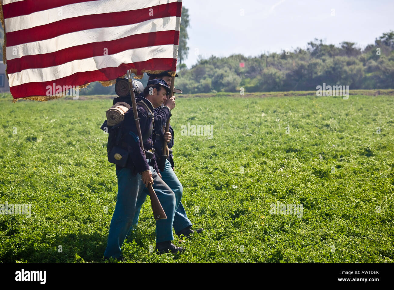 American Civil War Reenactment Soldaten auf dem Schlachtfeld marschieren mit Yankee Flagge in Vista, Kalifornien Stockfoto