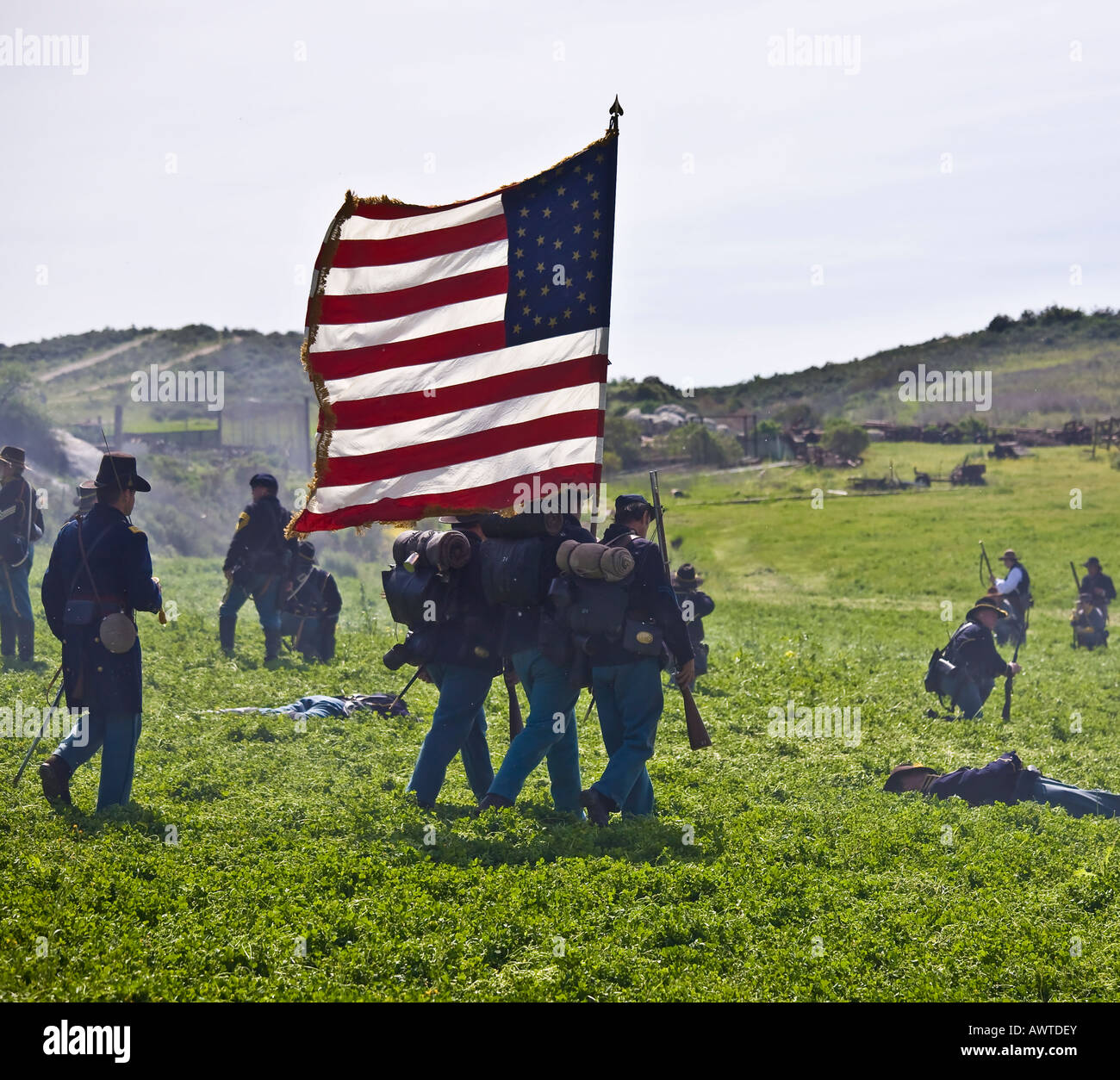 American Civil War Reenactment Soldaten auf dem Schlachtfeld marschieren mit Yankee Flagge in Vista, Kalifornien Stockfoto