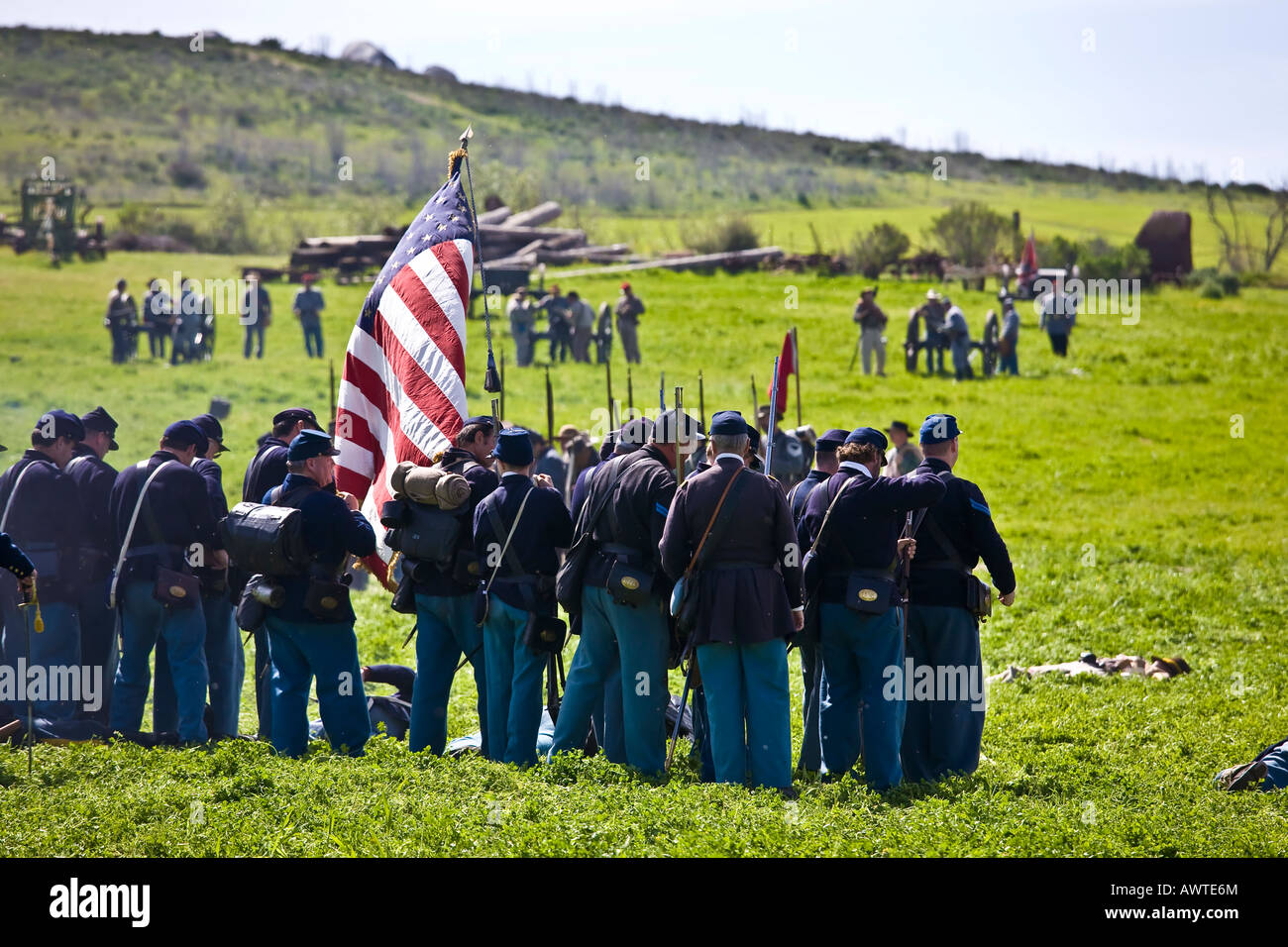 American Civil War Reenactment Soldaten auf dem Schlachtfeld marschieren mit Yankee Flagge in Vista, Kalifornien Stockfoto