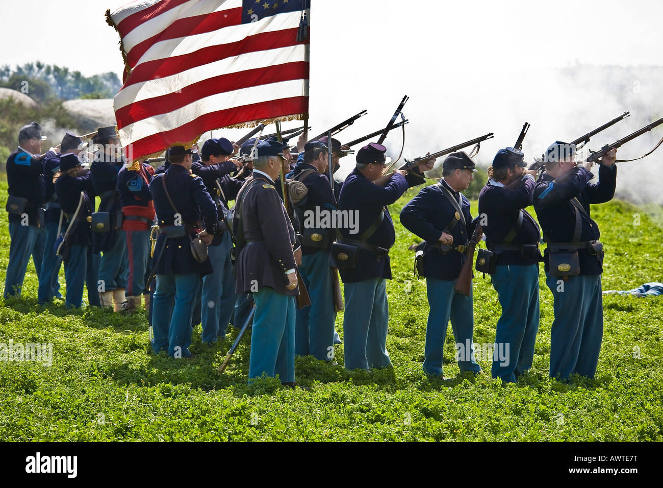 American Civil War Reenactment Soldaten auf dem Schlachtfeld marschieren mit Yankee Flagge feuern antike Waffen in Vista, Kalifornien Stockfoto