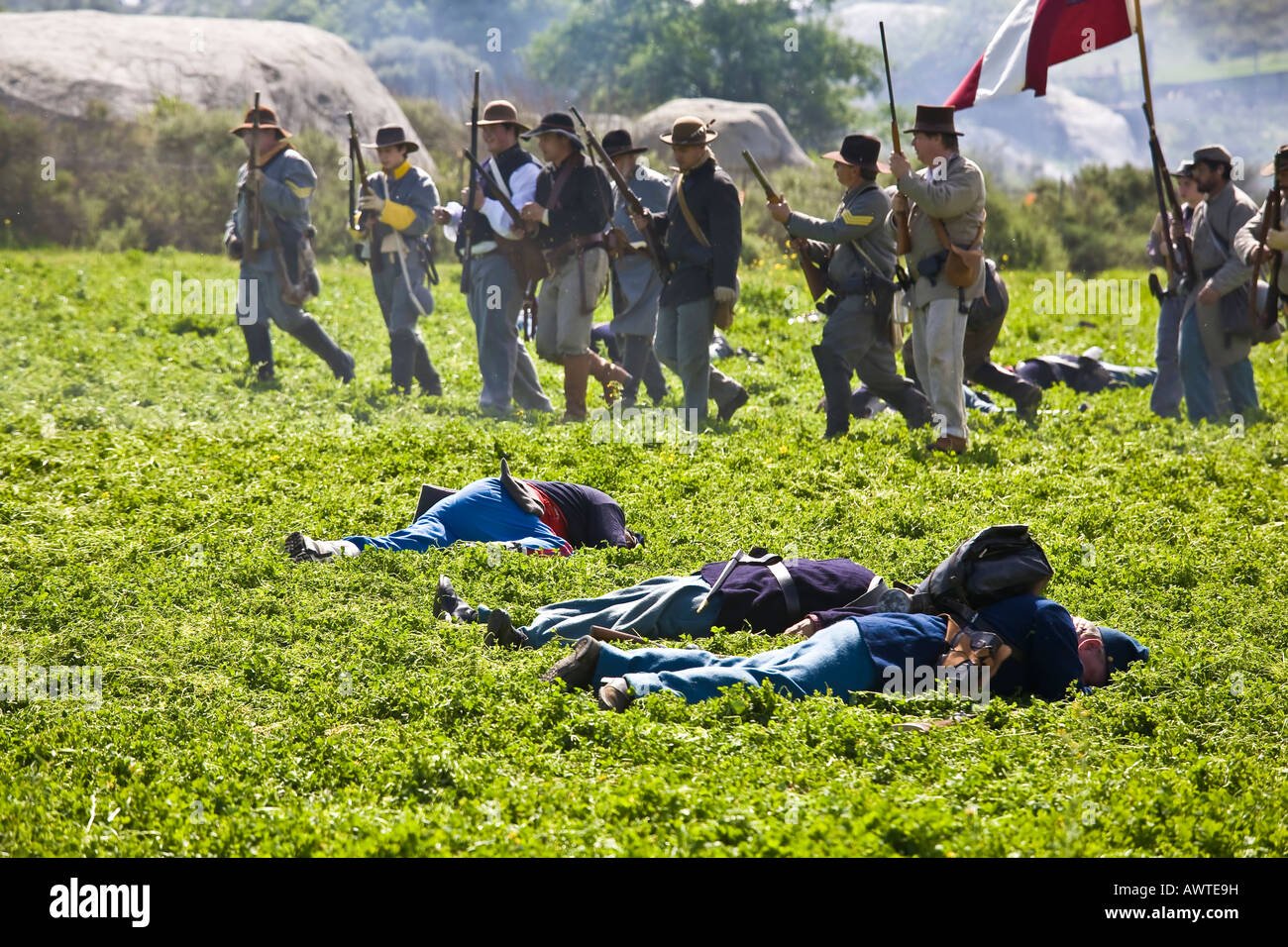American Civil War Reenactor Soldaten auf dem Schlachtfeld mit simulierten Unfall in Vista, Kalifornien. Stockfoto