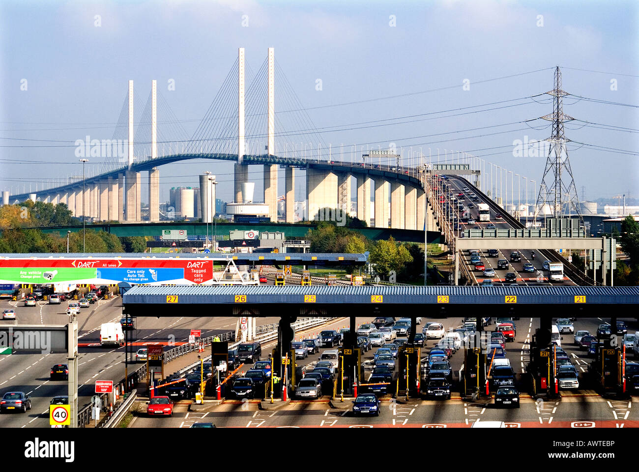 Die Queen Elizabeth II Brücke mit den Mautstellen. Stockfoto