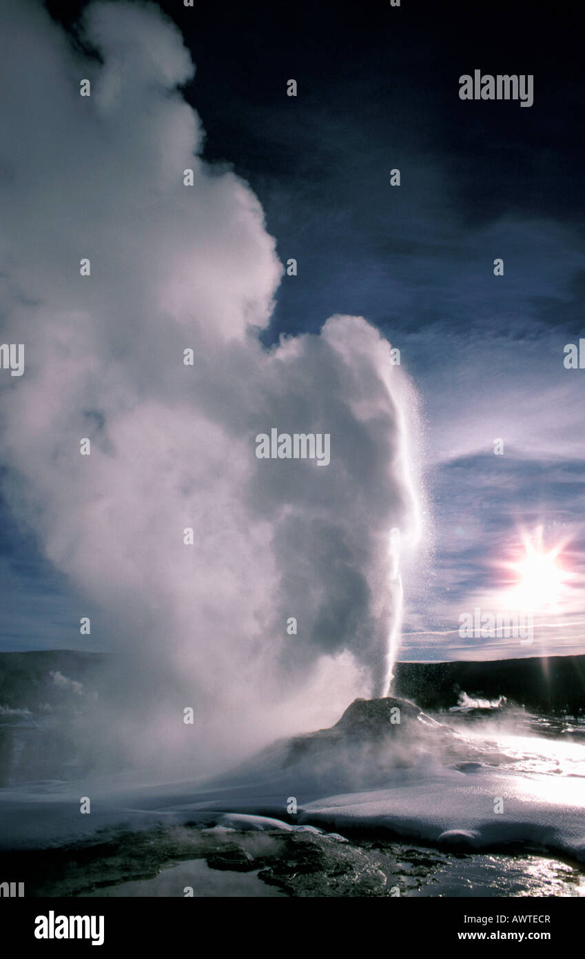 Geysir USA Wyoming Yellowstone NP Old Faithfull Geysir die Sonne amerikanischen entwickelten Länder entwickelt Landes Faithfull geolo Stockfoto