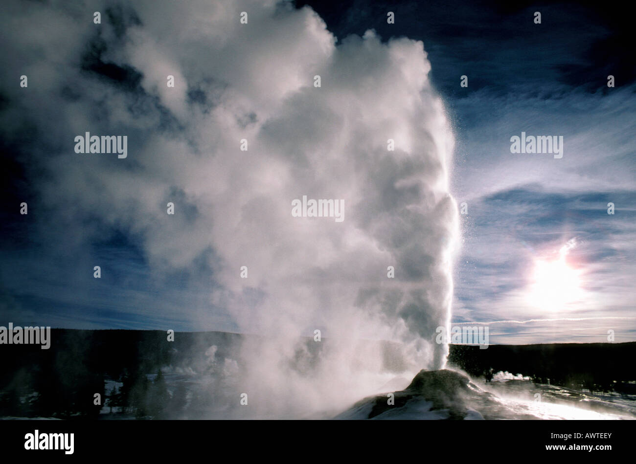 Geysir USA Wyoming Yellowstone NP Old Faithfull Geysir die Sonne amerikanischen entwickelten Länder entwickelt Landes Faithfull geolo Stockfoto