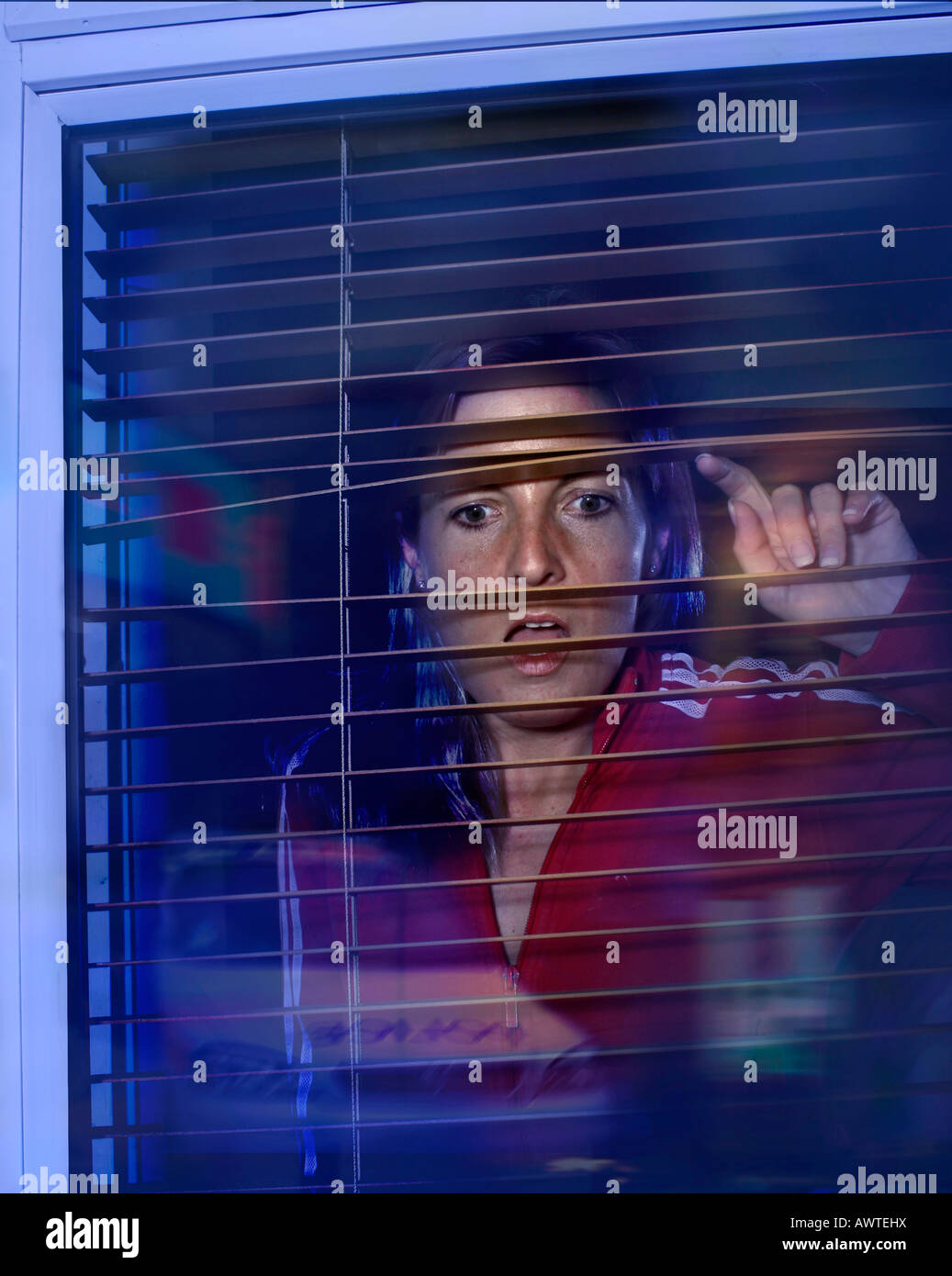 Frau aus dem Fenster betrachten Polizeiauto, Nacht Zeit drama Stockfoto