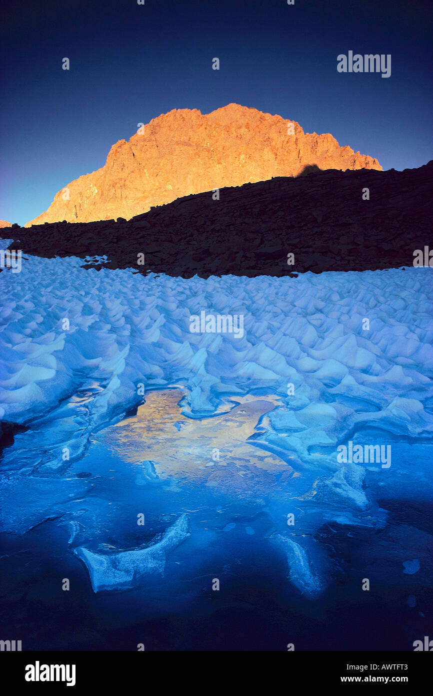 Spätsommer Schnee unter Mount Williamson High Sierra Kalifornien Vereinigte Staaten Stockfoto