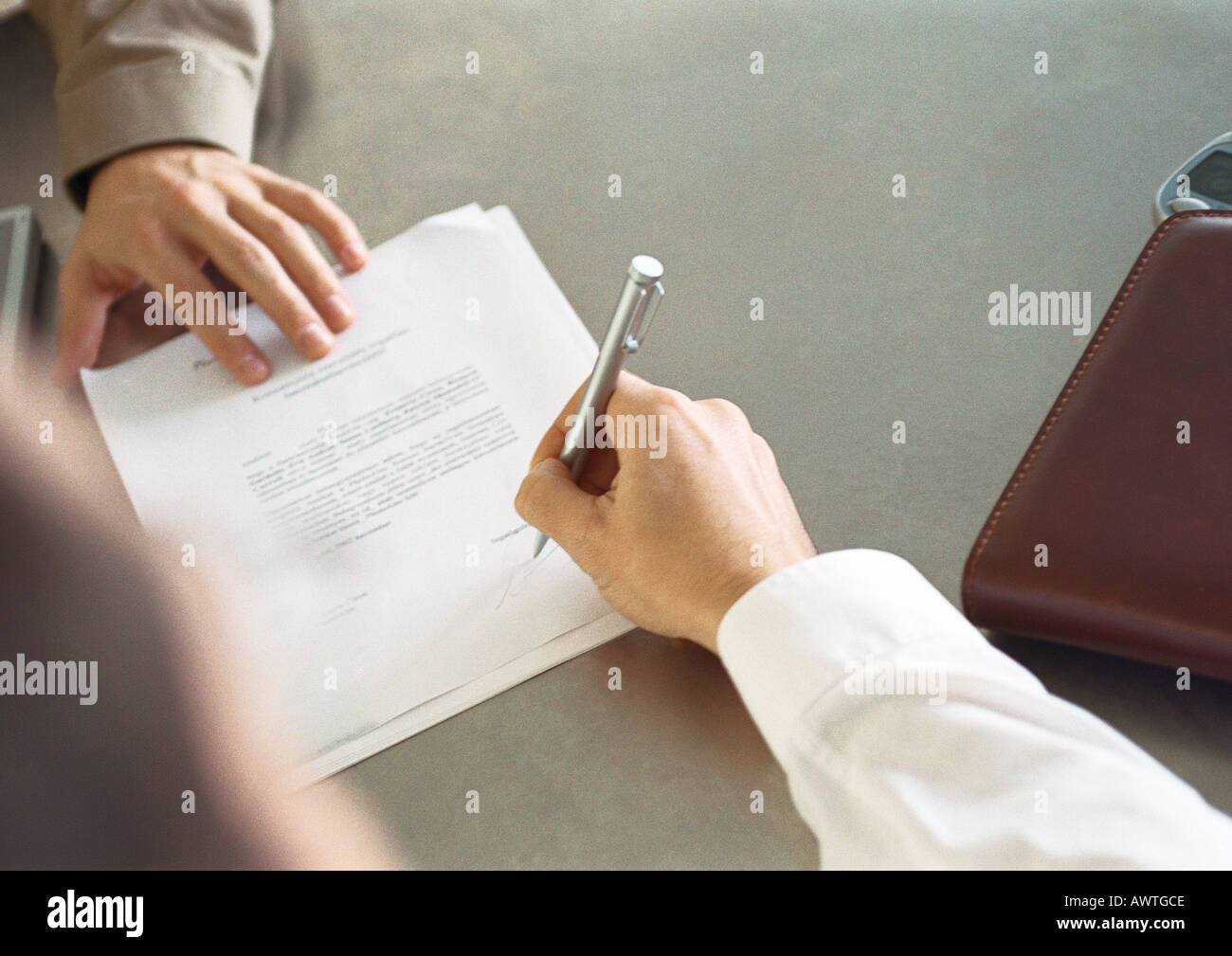 Unternehmer-signing-Papier. Stockfoto