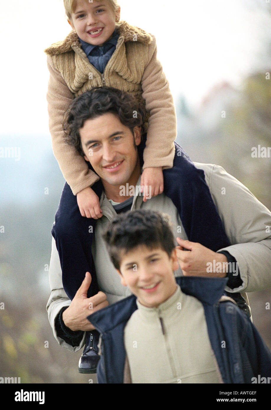 Vater mit Tochter und Sohn in warme Kleidung Stockfoto