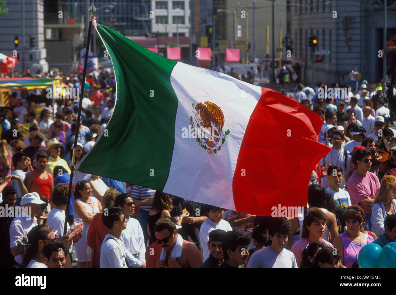 Die Leute winken mexikanische Flagge, mexikanische Flagge, Cinco de Mayo Festival, Civic Center Plaza, San Francisco, Kalifornien, USA, Nordamerika Stockfoto