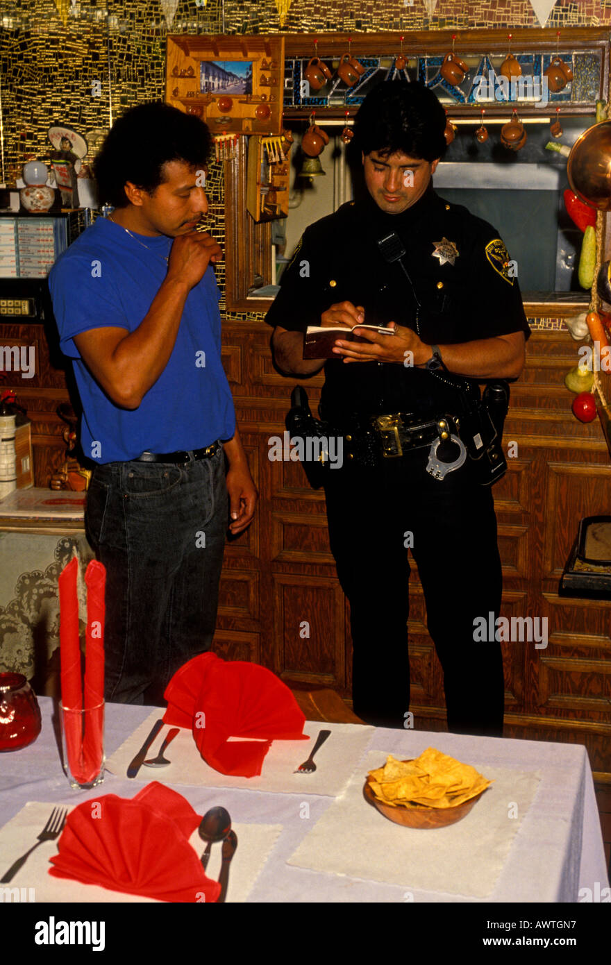 Hispanische Polizist, Polizist unter Anweisung, Einreichung Polizeibericht, Polizeibericht, Mission District, San Francisco, California, Vereinigte Staaten von Amerika Stockfoto