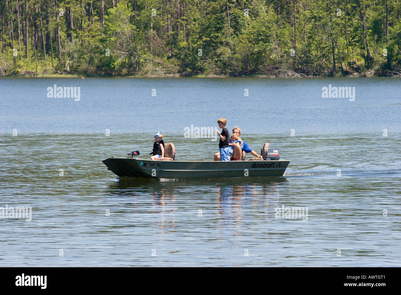 Familie Bootfahren auf Flint Creek Reservoir an Flint Creek Water Park in der Nähe von Wiggins Mississippi USA Stockfoto