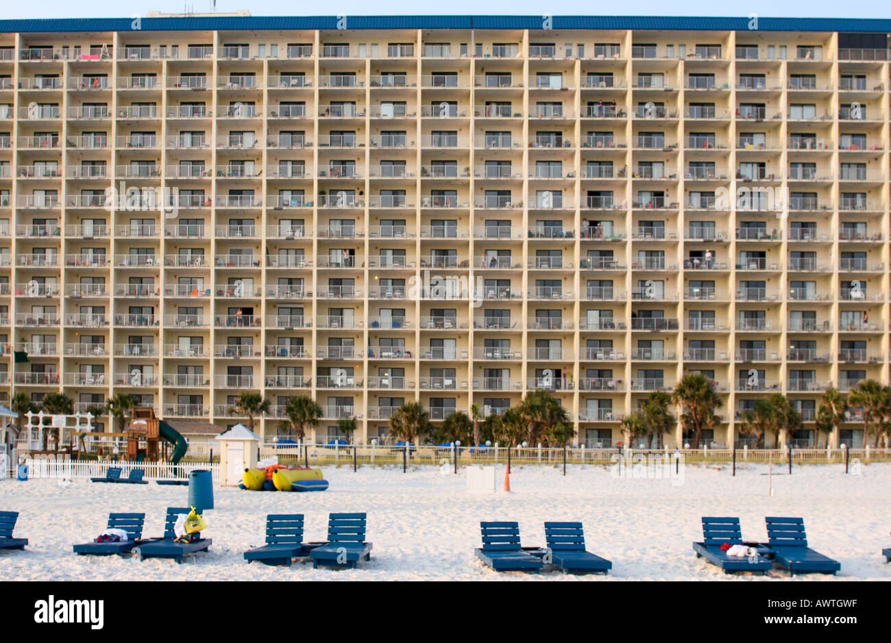 Blick vom Strand des Hotels mit Blick auf den Strand von Panama City Beach Florida USA direkt am Meer Stockfoto