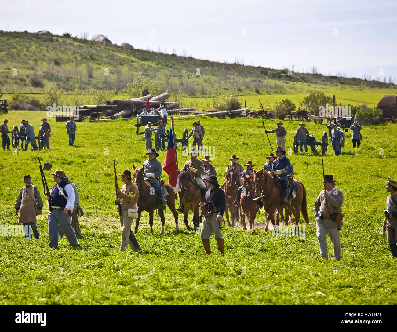 American Civil War Re-Enactor Soldaten auf dem Schlachtfeld mit Pferden und Kanonen Stockfoto