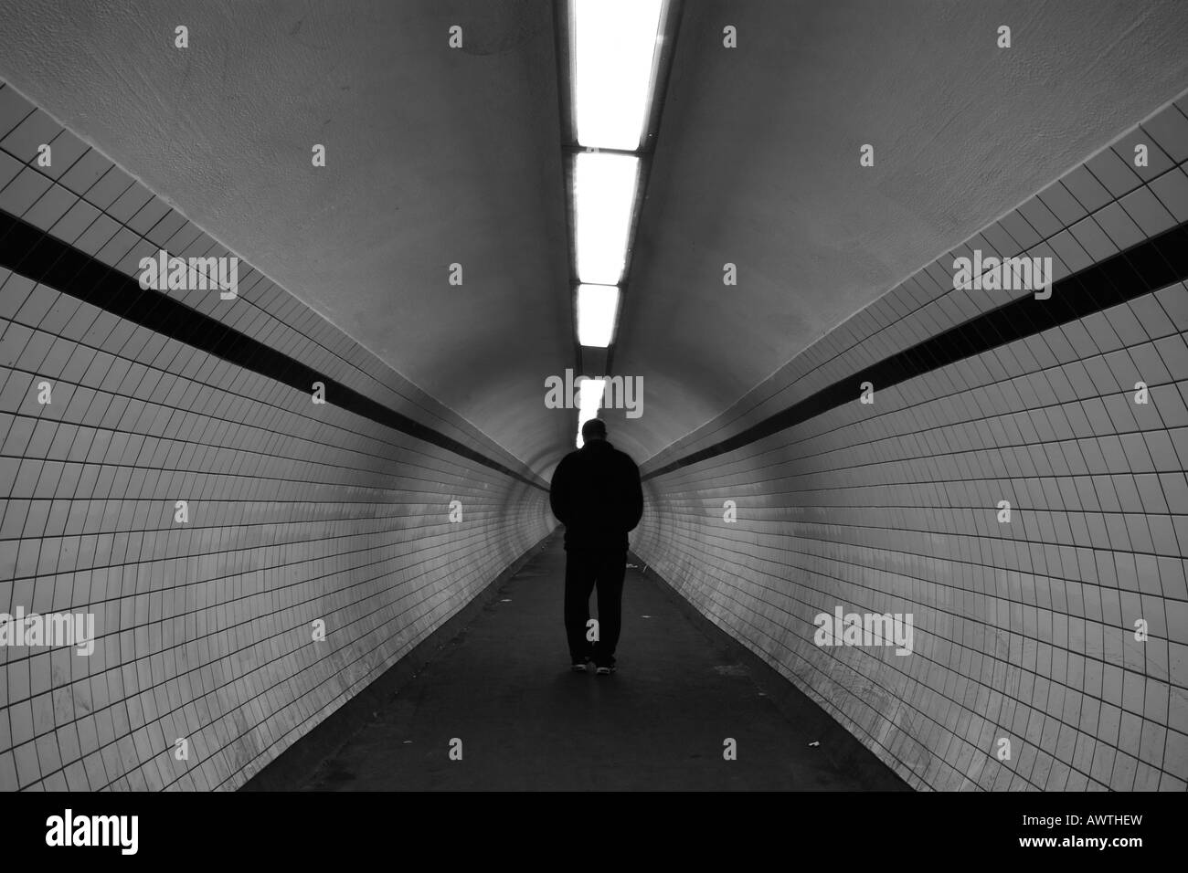 Mann allein in U-Bahn Stockfoto
