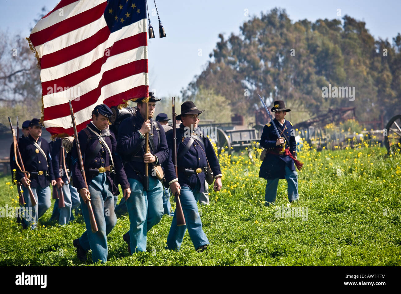 American Civil War Reenactment Soldaten auf dem Schlachtfeld marschieren mit Yankee Flagge in Vista, Kalifornien Stockfoto