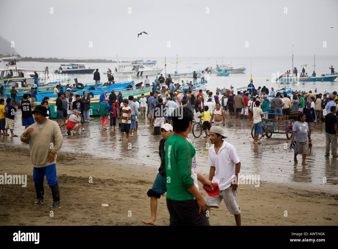 Fischerei Hafen Angeln Menschen in Puerto Lopez, lädt Ecuador, Angelboote/Fischerboote mit Fisch, blaues Boot Menschenmenge Fischer Stockfoto