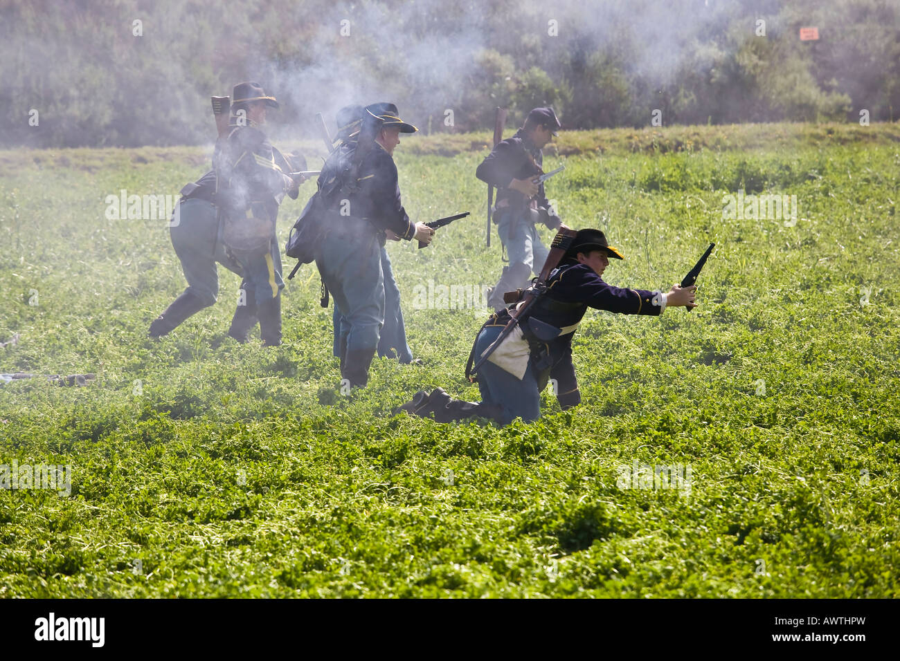 American Civil War Reenactor Soldaten auf dem Schlachtfeld mit simulierten Unfall in Vista, Kalifornien. Stockfoto