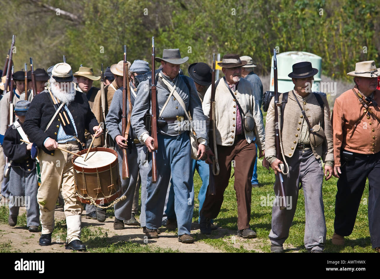 American Civil War Reenactor Soldaten marschieren zurück zum Camp nach Kampf in Vista, Kalifornien. Stockfoto
