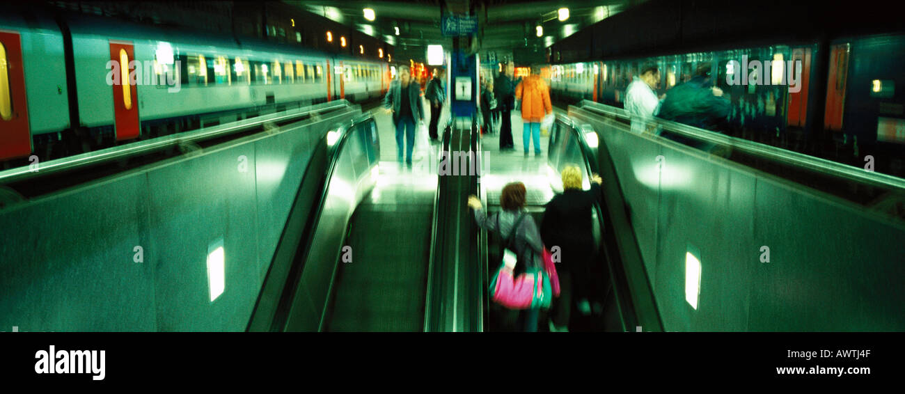 U-Bahn-Züge warten am Plattform und Rolltreppen, Panoramablick Stockfoto
