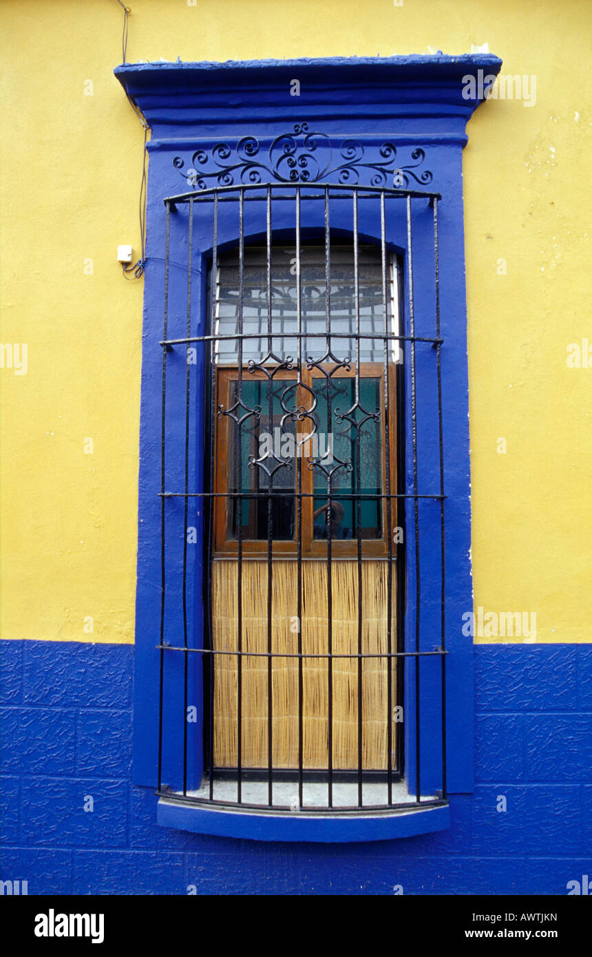 Verjährt Fenster eines bunten restaurierten spanischen kolonialen Hauses in der Stadt Oaxaca, Mexiko Stockfoto