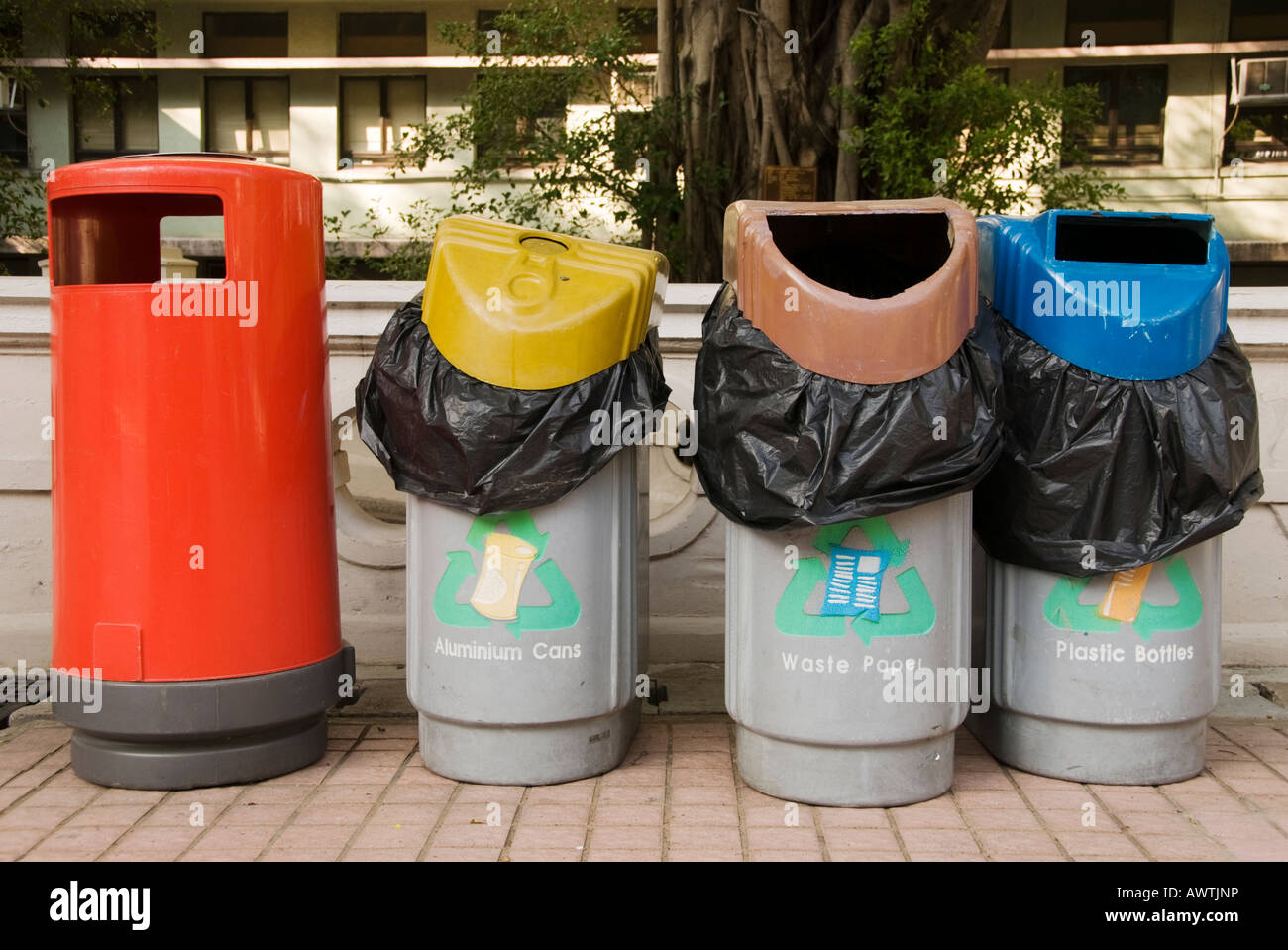 "Recycling-Behälter und ein Gabage können in Hongkong" Stockfoto
