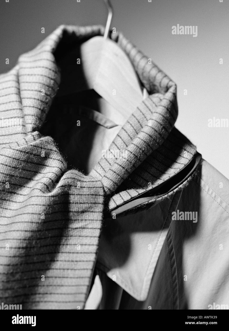 Jacke und Schal auf Kleiderbügel, Nahaufnahme Stockfoto