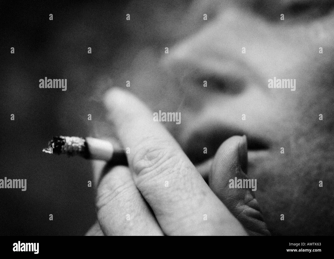 Person qualmender Zigarette, Nahaufnahme, verschwommen, b&w Stockfoto
