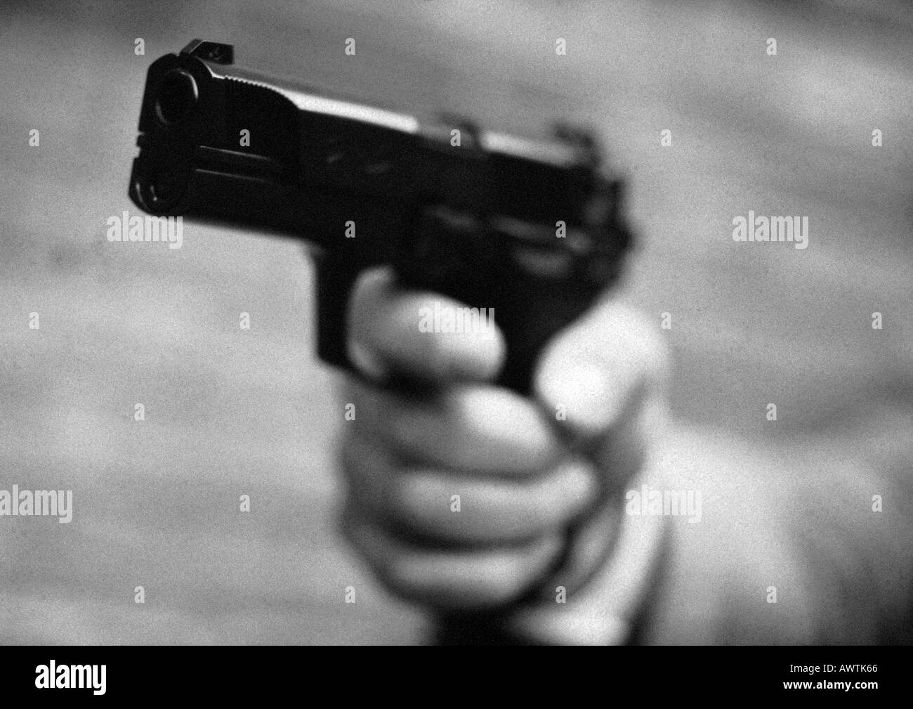 Hand mit Pistole, Nahaufnahme, b&w Stockfoto