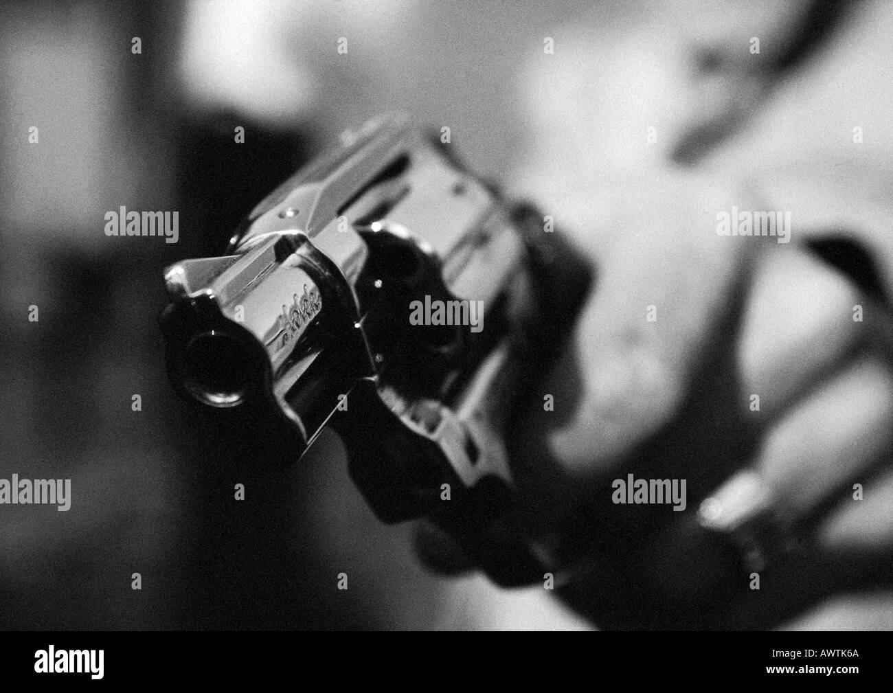 Hand mit Pistole, Nahaufnahme, b&w Stockfoto