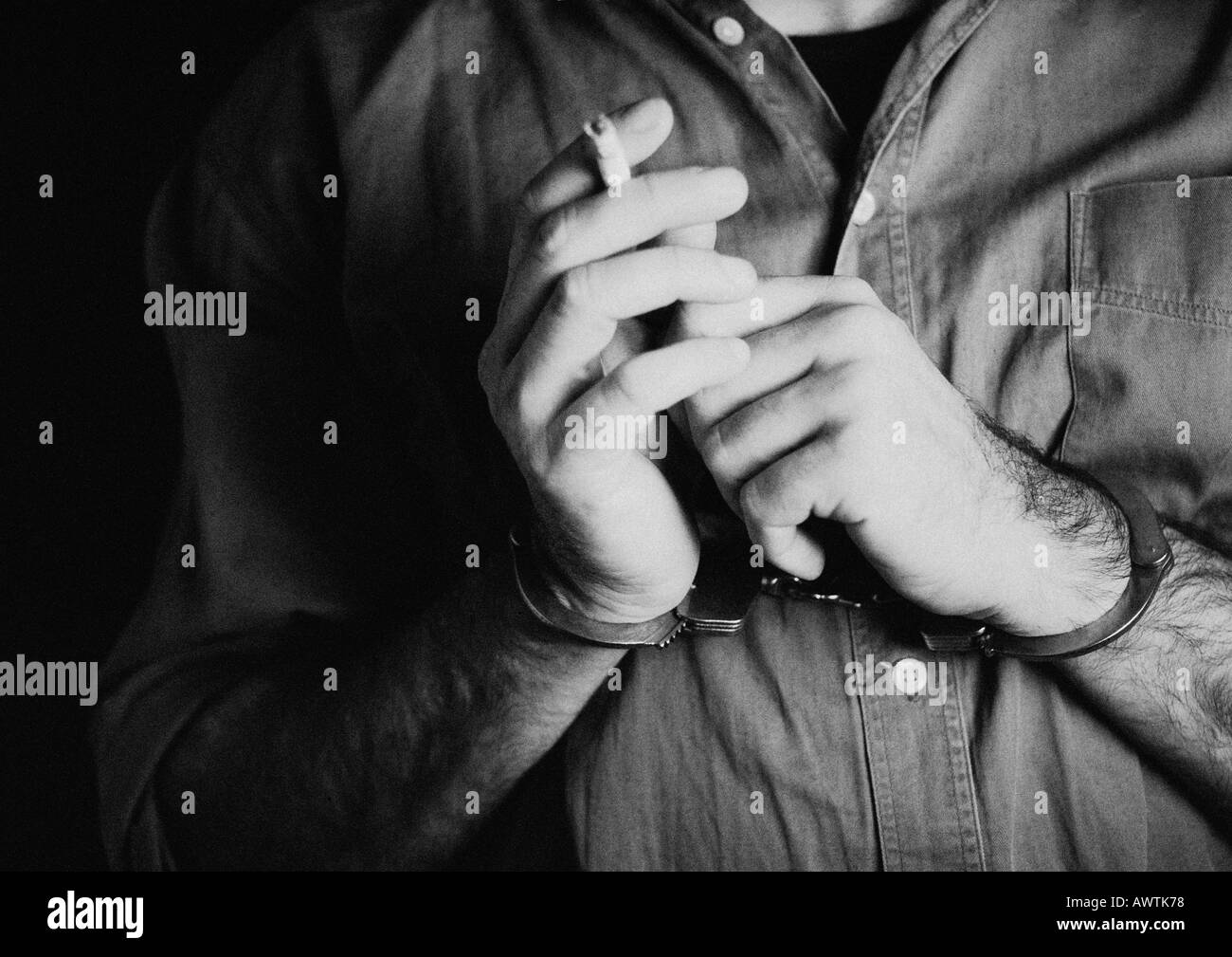 Mann mit Handschellen und Holding Zigarette, Nahaufnahme, b&w Stockfoto
