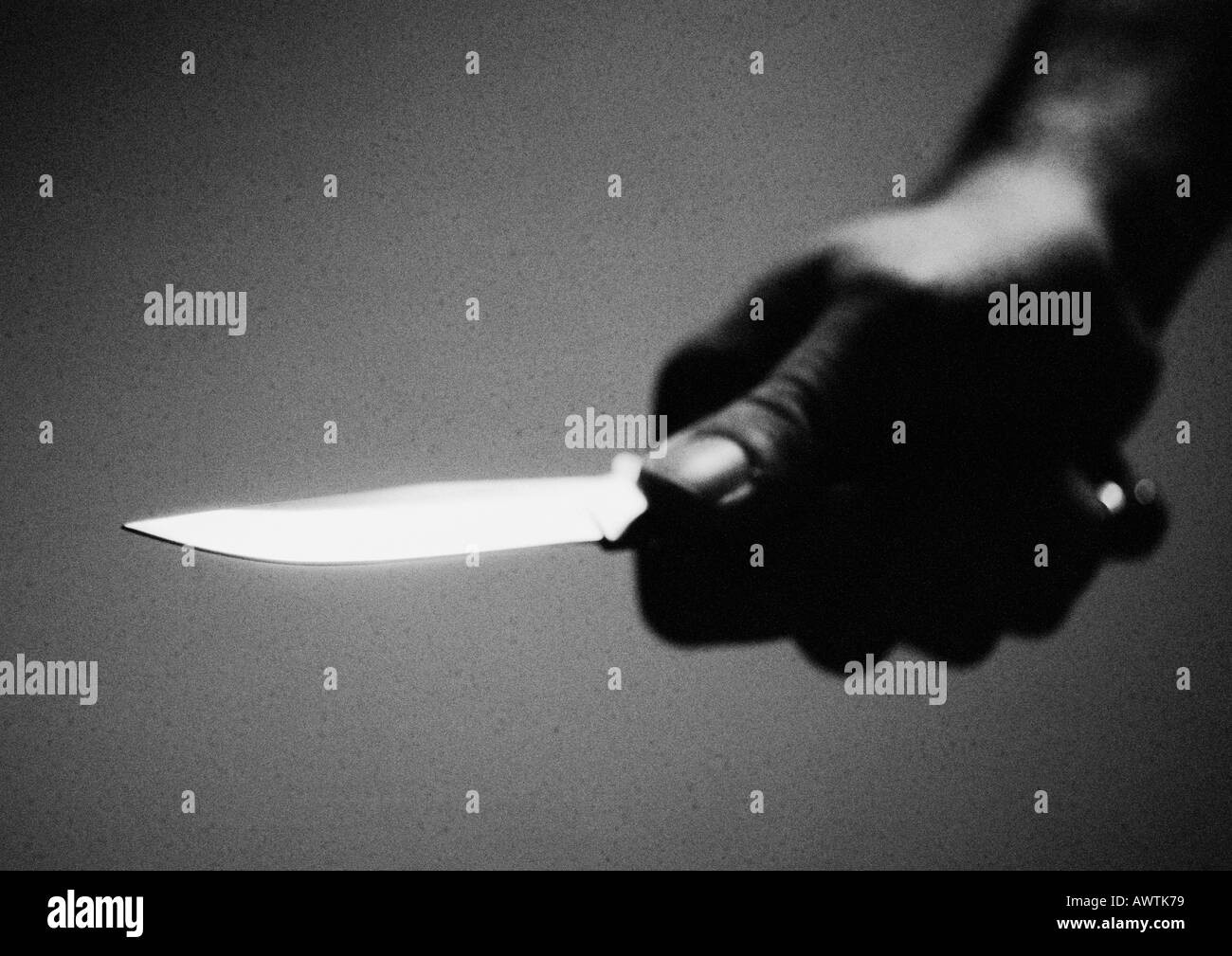 Hand mit Messer, Nahaufnahme, b&w Stockfoto
