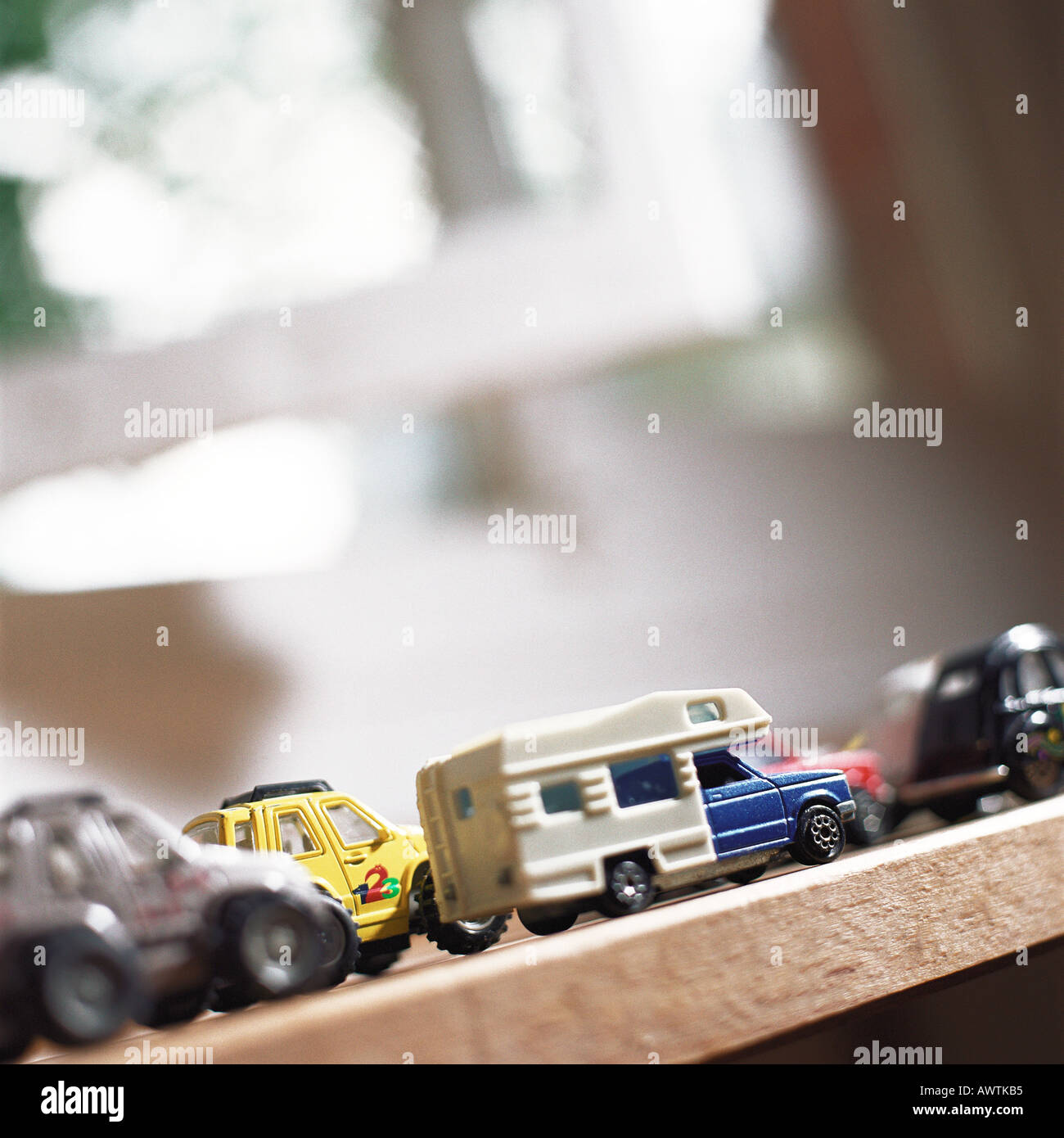 Spielzeug-Autos aufgereiht auf Tisch Stockfoto