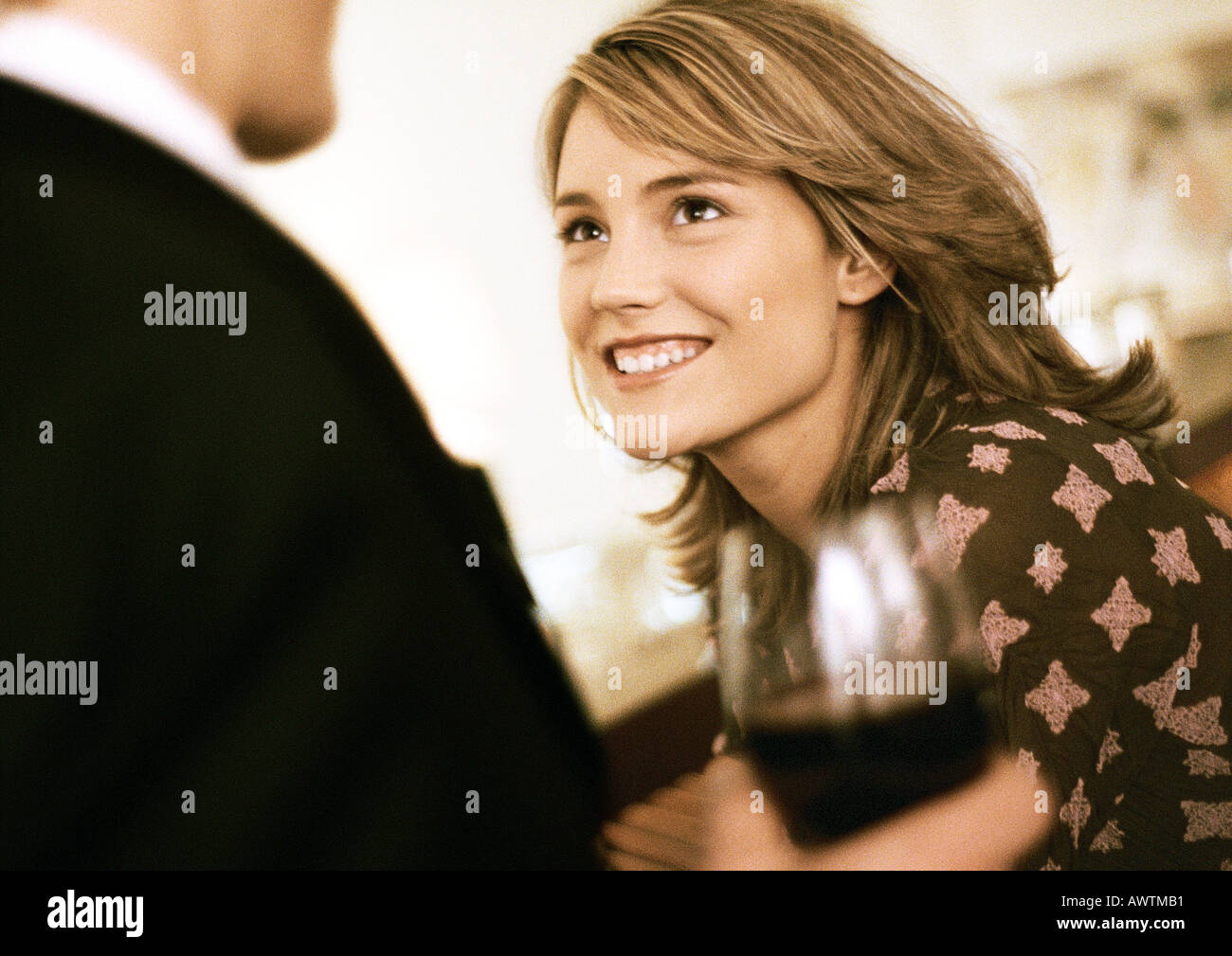 Junge Frau lächelte Mann mit Getränk Stockfoto