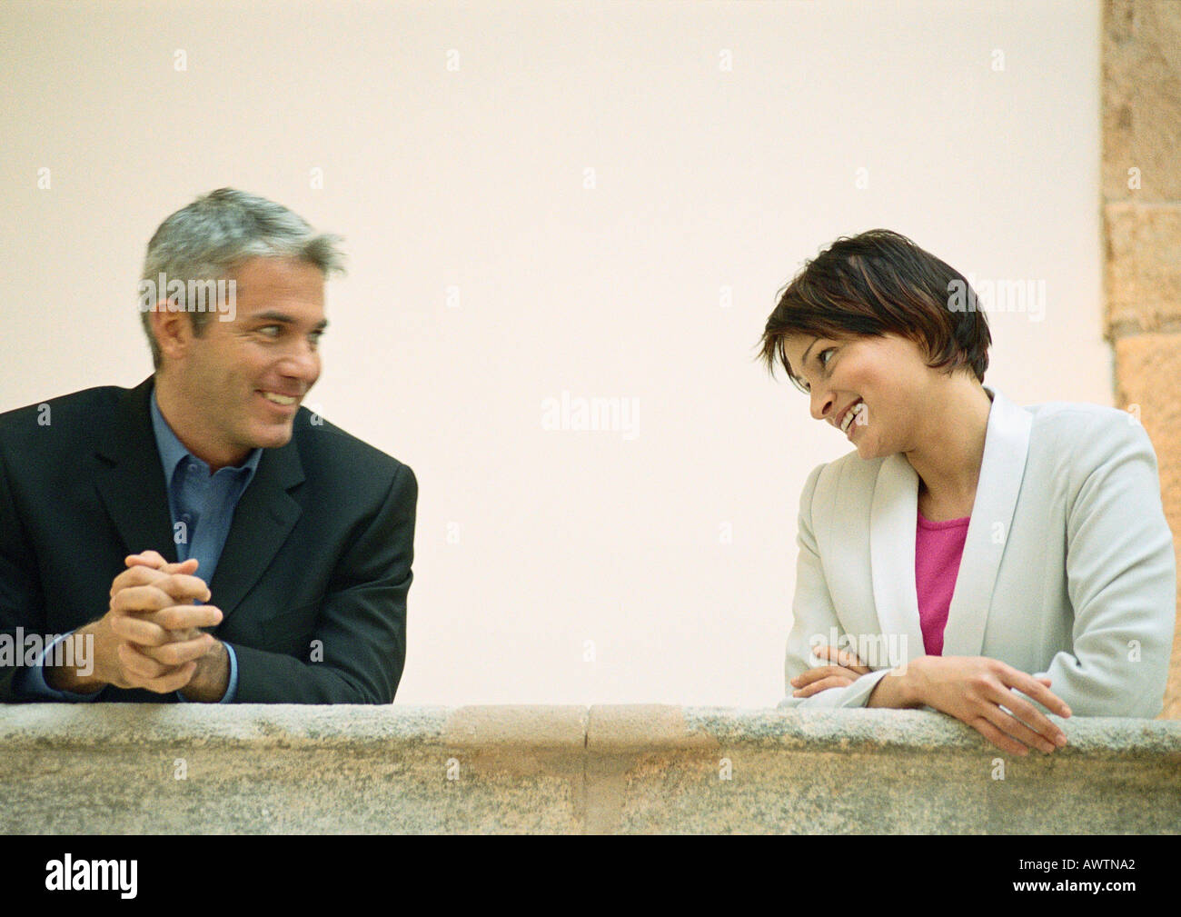 Geschäftsmann und Frau sprechen und Lächeln Stockfoto