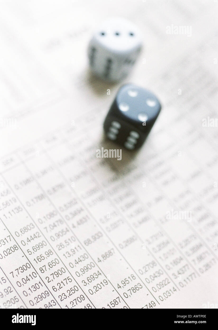 Würfel auf Finanzzeitung, Nahaufnahme Stockfoto